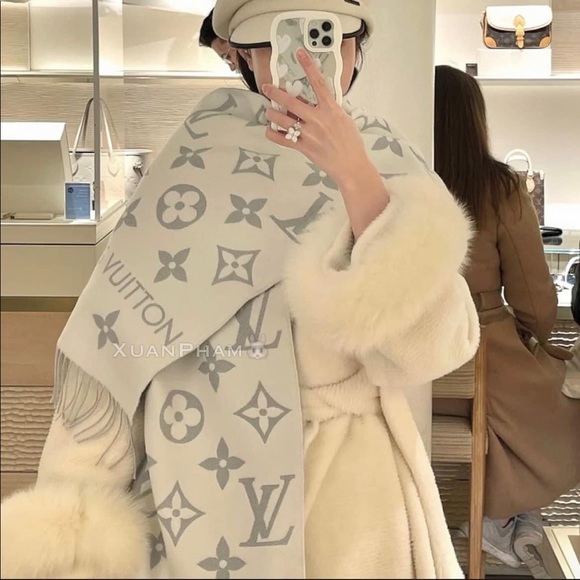 Louis Vuitton Essential Scarf - Picture 4 of 4